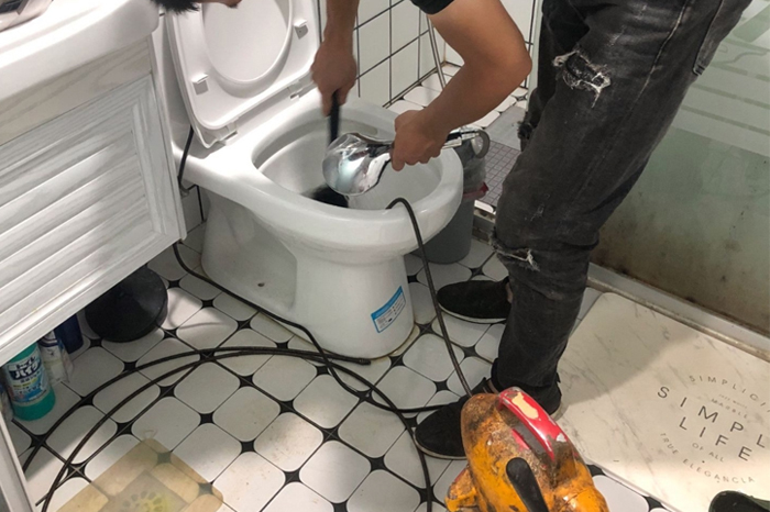 玉泉街道疏通下水道