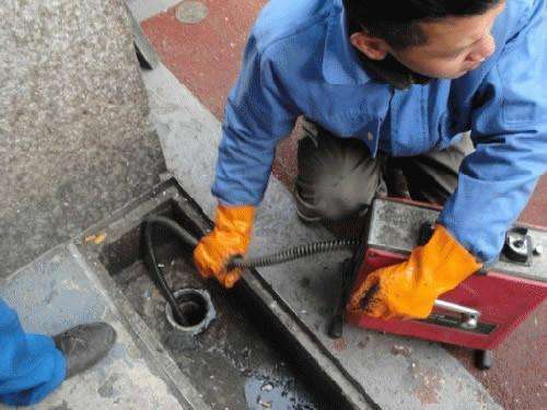 玉泉街道疏通下水道