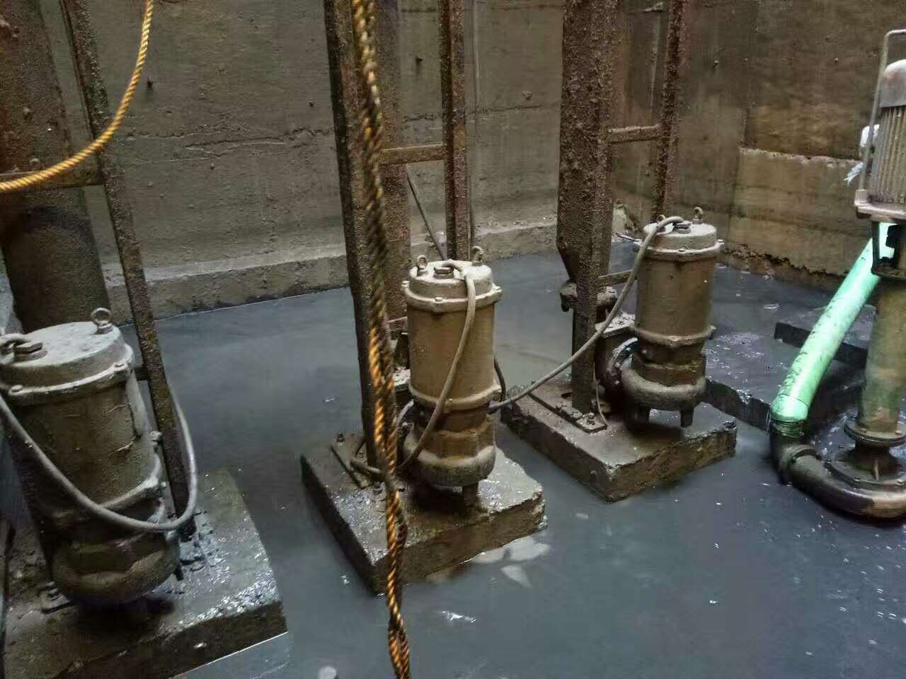 玉泉街道污水池清理