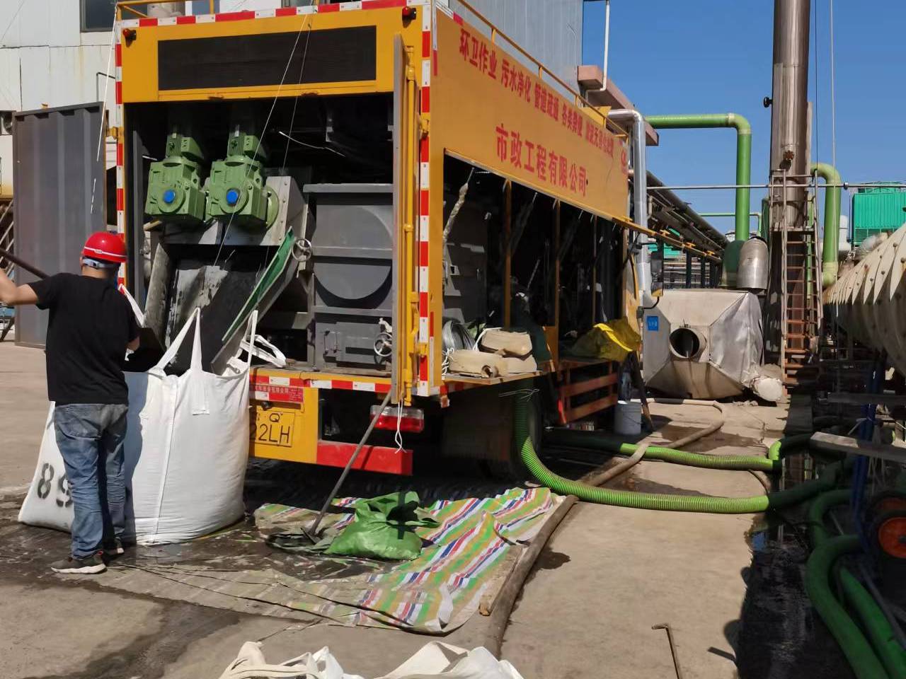 玉泉街道淤泥压干处理