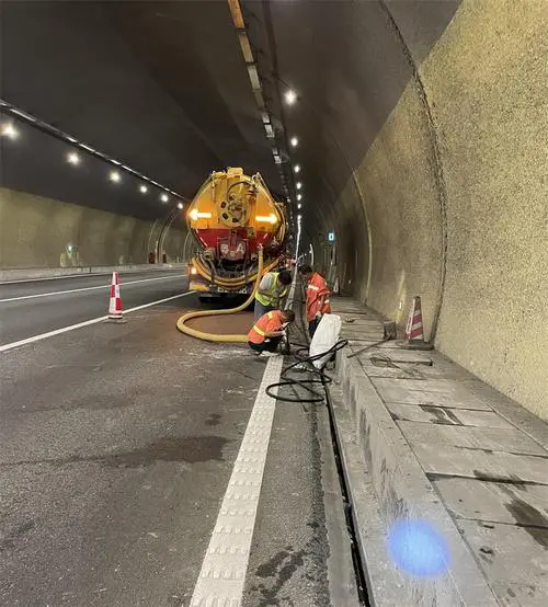 玉泉街道隧道排水渠清淤